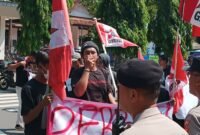 Aksi demontrasi di depan Gedung DPRD Trenggalek