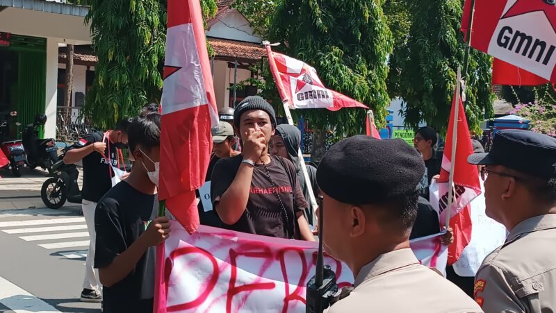 Aksi demontrasi di depan Gedung DPRD Trenggalek