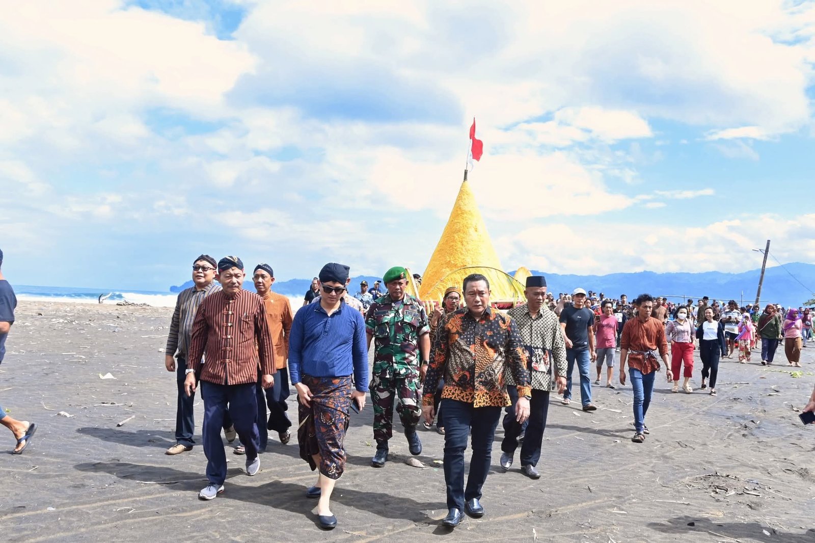 Bupati trenggalek hadiri upacara adat Labuh Laut Pantai Konang di Desa Nglebeng, Kecamatan Panggul,