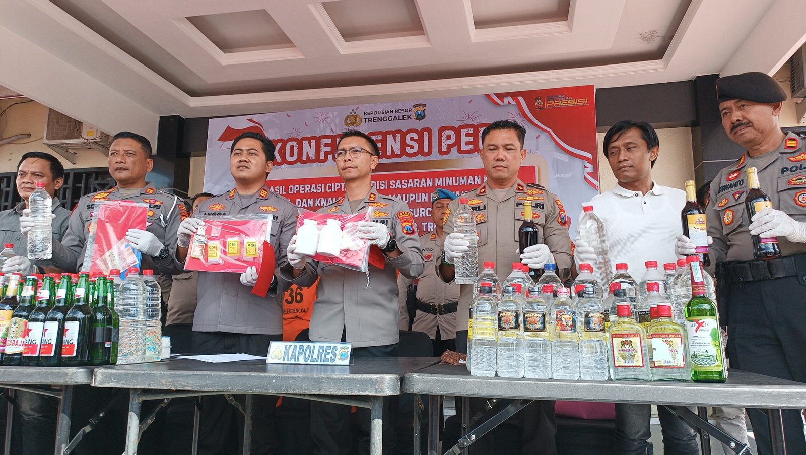 Polisi tunjukkan barang bukti saat konferensi pers di halaman mapolres Trenggalek