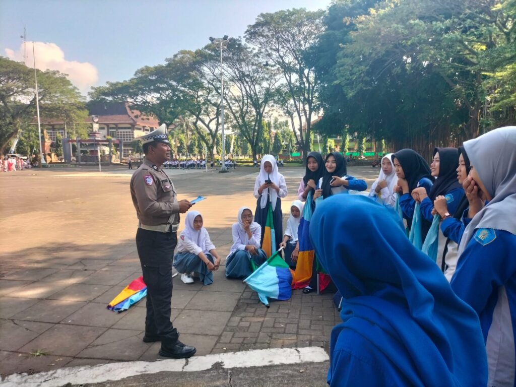 petugas menyempatkan diri untuk menyapa dan berdialog santai