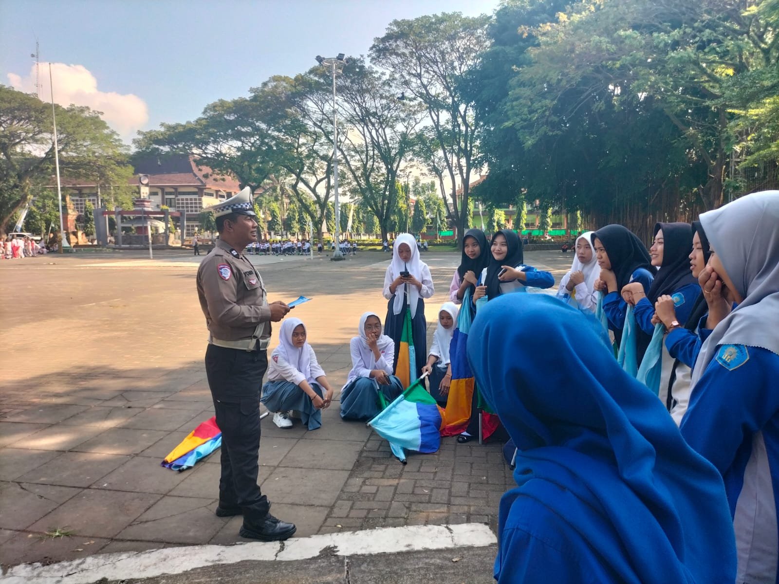 petugas menyempatkan diri untuk menyapa dan berdialog santai