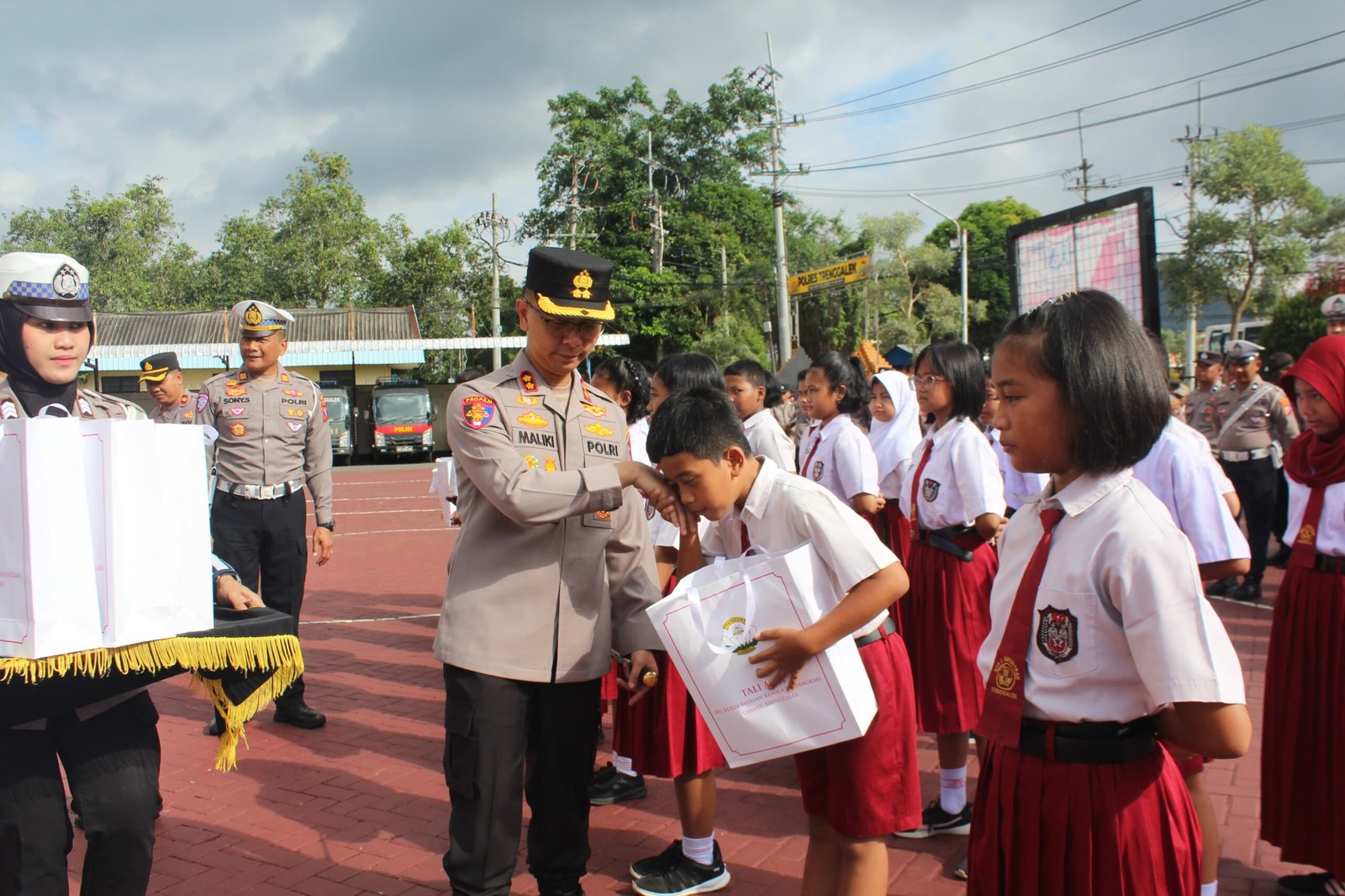 penghargaan khusus dan tali asih kepada seluruh anggota Pocil