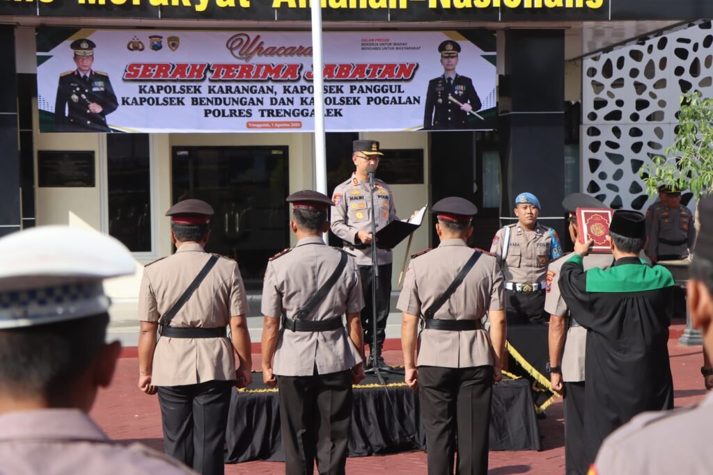 Prosesi serah terima jabatan digelar dalam upacara resmi dipimpin langsung oleh Kapolres Trenggalek AKBP Ridwan Maliki
