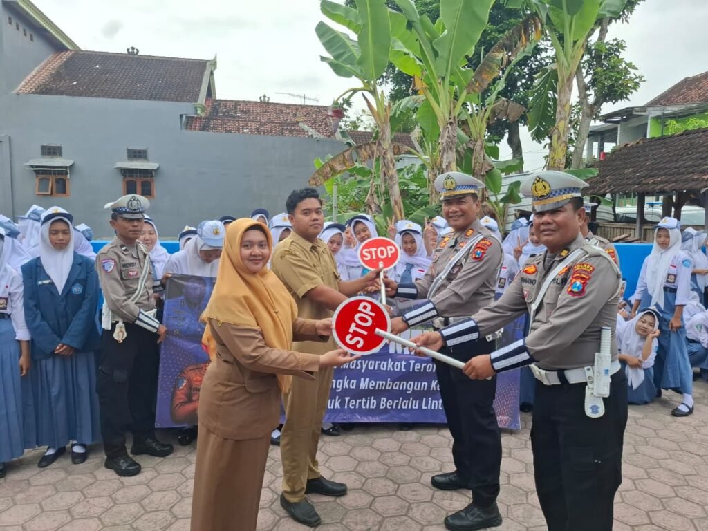 Kepolisian Resor (Polres) Trenggalek mengerahkan sejumlah personelnya untuk menjadi pembina upacara di berbagai sekolah