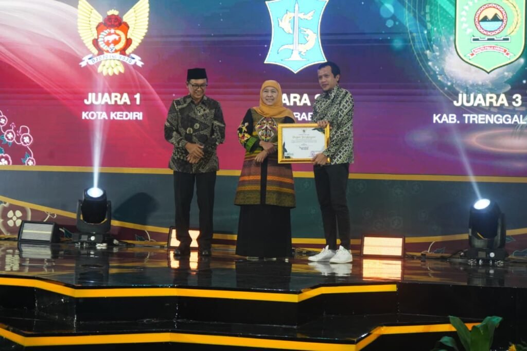 Penghargaan diserahkan langsung oleh Gubernur Jawa Timur, Khofifah Indar Parawansa, kepada Wakil Bupati Trenggalek, Syah Mohamad Natanegara