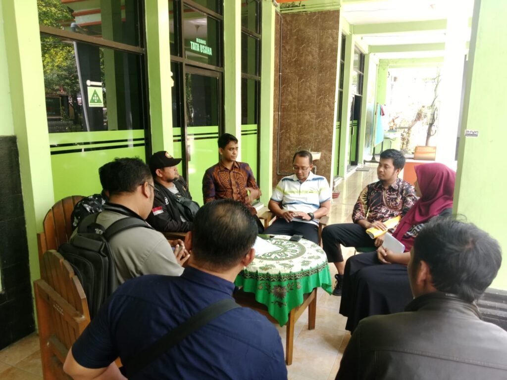 Pertemuan wali murid dengan pihak sekolah