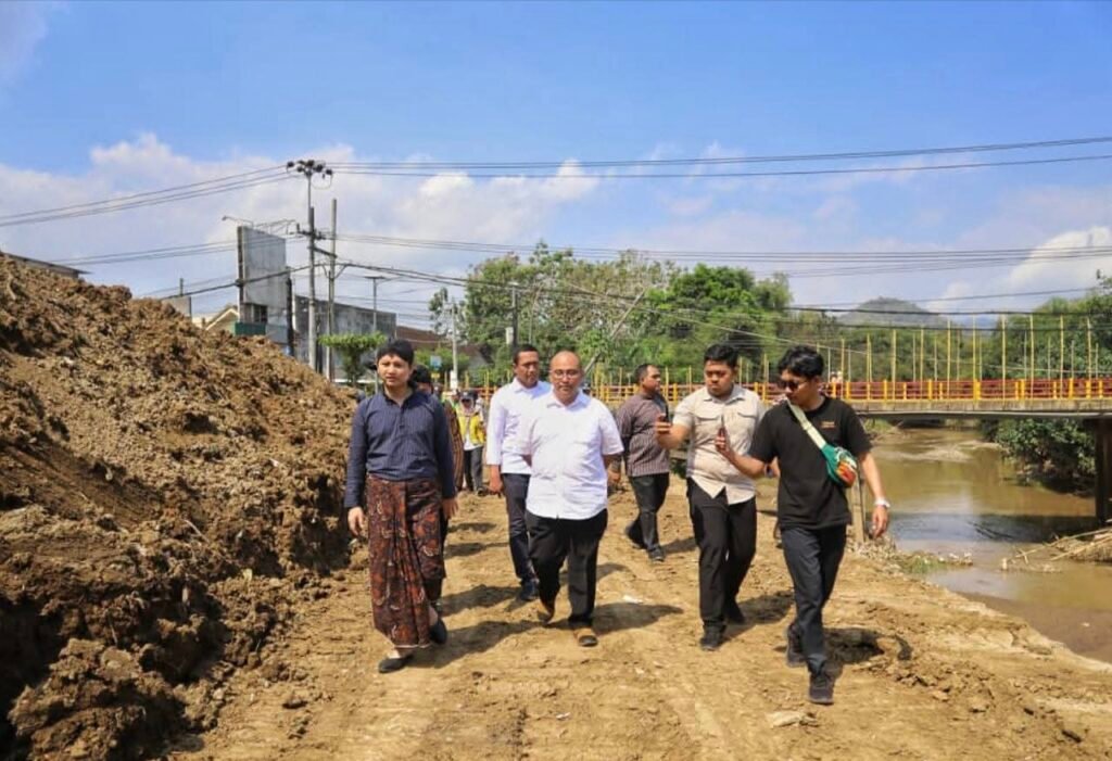 BBWS Brantas sendiri telah menurunkan alat berat untuk mengangkat sedimentasi