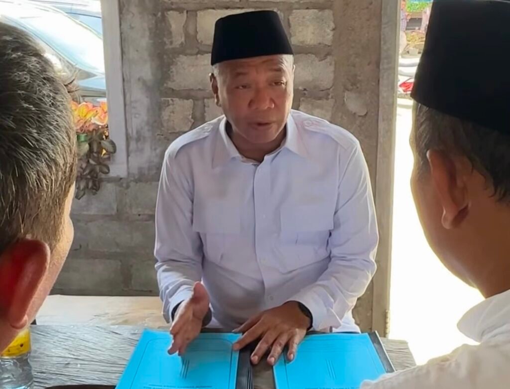 Bupati dan Wakil Bupati juga berdialog langsung dengan tokoh-tokoh masyarakat. Mereka menyerap aspirasi warga,