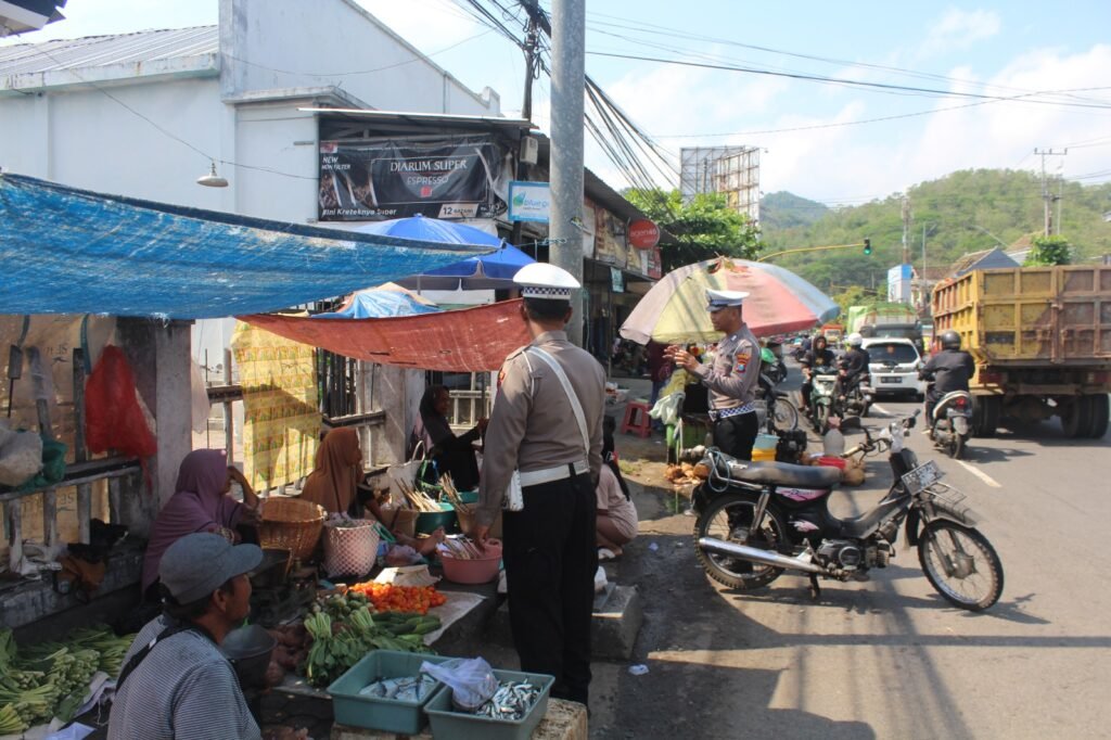 edukasi kepada para pedagang maupun konsumen yang memadati pasar rakyat tepatnya di Jarakan