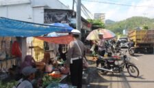 edukasi kepada para pedagang maupun konsumen yang memadati pasar rakyat tepatnya di Jarakan