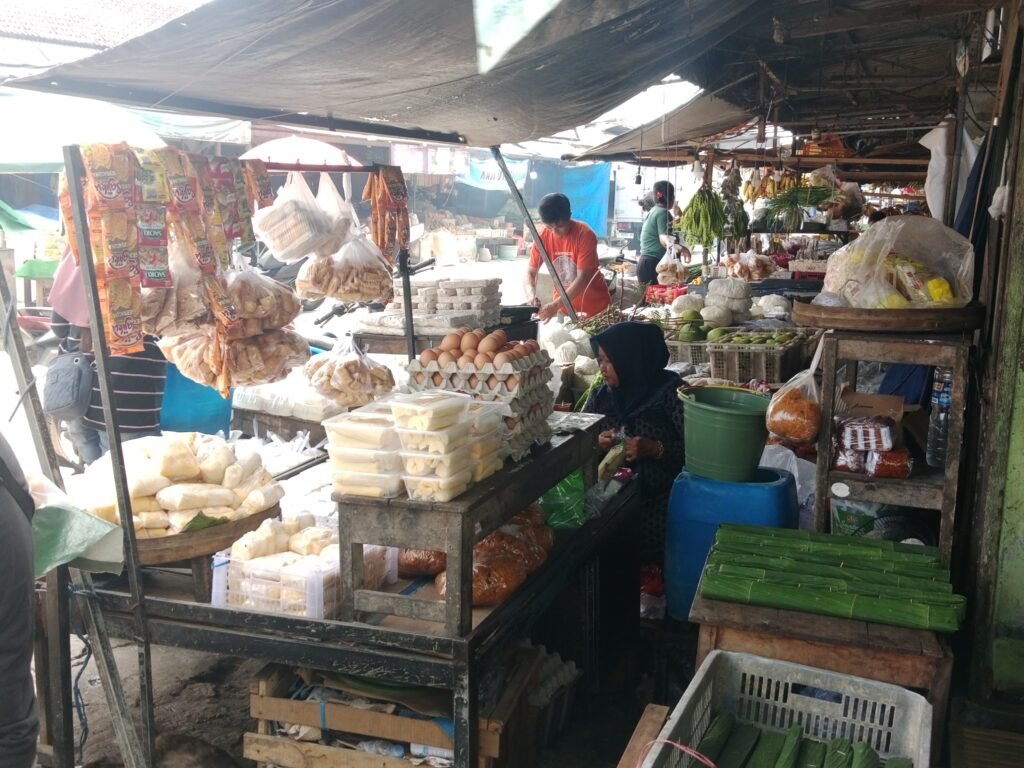 Pedagang sayur dan sembako pasar grosir Ngemplak-Tulungagung